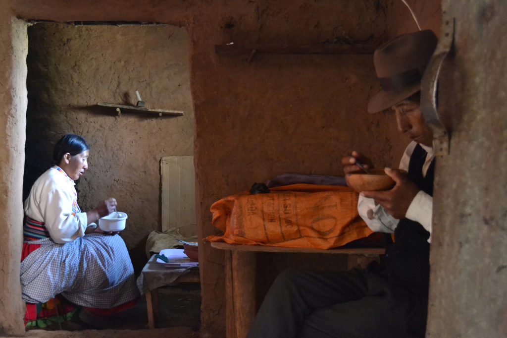 Carnets de voyage au Pérou. L'île d’Amantani. Un couple déjeunant chacun dans une pièce de leur maison traditionnelle en adobe, 2011. Photo Mathieu THOMASSET