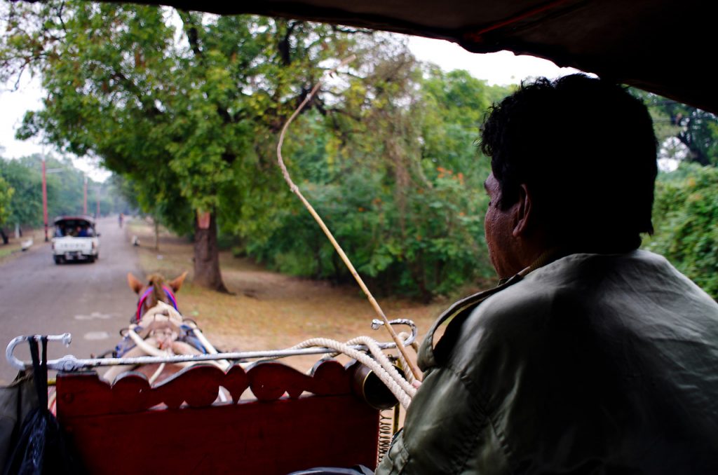 Carnets de voyage en Birmanie. Bobo, son prénom pour les touristes, conducteur de cariole à Bagan, déc. 2011. Photo Mathieu THOMASSET
