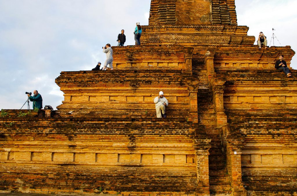 Carnets de voyage en Birmanie. Touristes sur un temple photographiant le lever du soleil à Bagan, déc. 2011. Photo Mathieu THOMASSET
